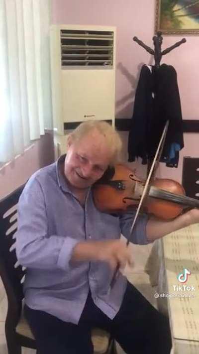 His face when he hits those chords