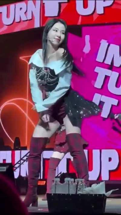 Chaeyoung is so petite🥹