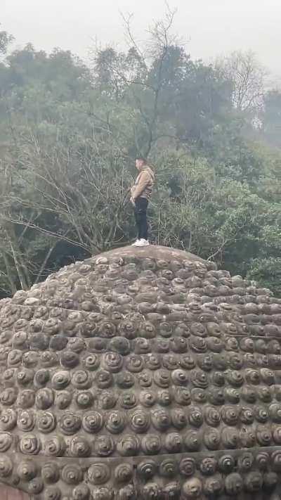 Marking territory at the biggest Buddha in the world 💪🇨🇳