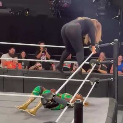 Anyone else think Nia Jax looks great in leggings?