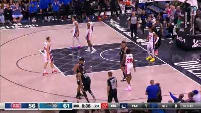 [Highlight] Markelle Fultz snatches Isaiah Stewart's ankles and knocks down the middy despite the foul