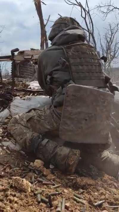 A Ukrainian machine gunner and a grenade launcher let a Russian assault group get closer to their positions and, waiting for the right moment, open fire on the enemy.