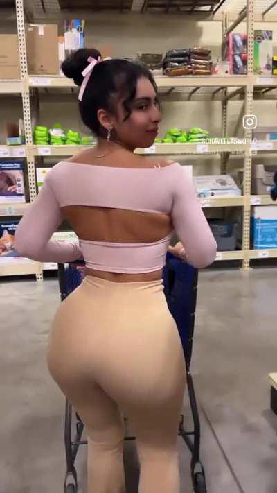 Daaaamn! Latina booty walk