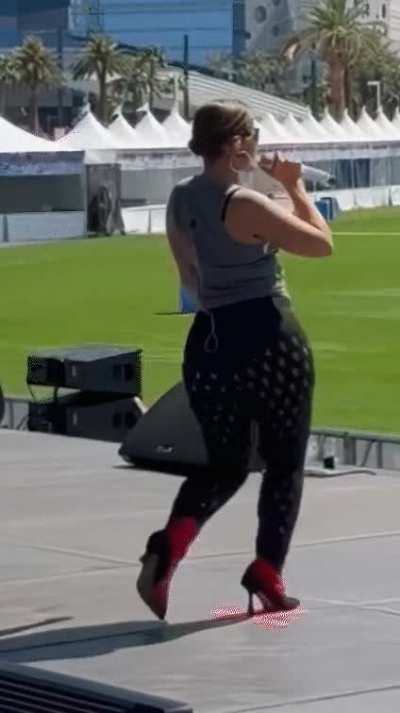 Nelly Furtado Rehearsing for show