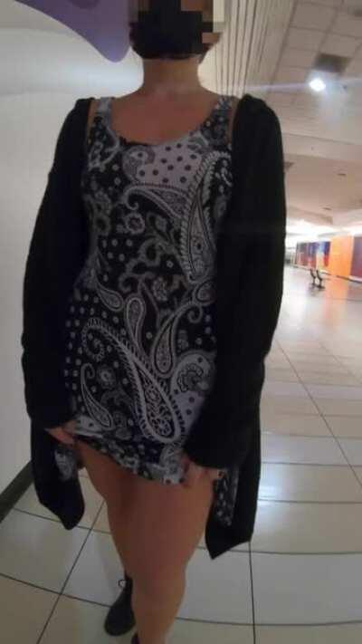 Flashing my tits and ass at the mall [f]