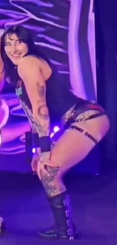 never thought I’d see Rhea twerking that thang like that (NON slo mo)