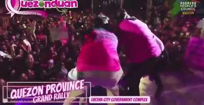 Someone in front of the stage in last night's Quezon rally needed medical attention, and who was there to help? None other than VP Leni.