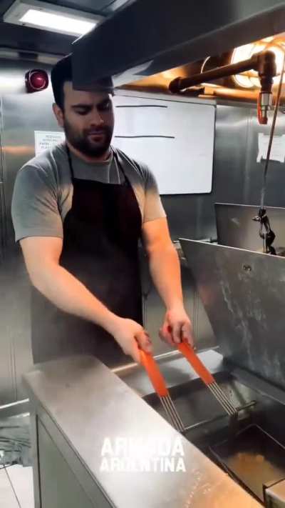 Que fruta tan noble es la cocina del la cocina del rompehielos ARA 