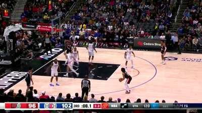 [Highlight] Shaedon Sharpe puts Daniel Theis on skates and hits the three