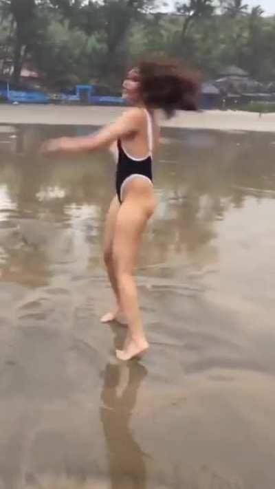 Priyanka Prateek (travel_tales_by_two) [bikini/swimsuit] [beach dance]