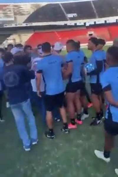 Torcida do Santa invade treino para agredir os jogadores na vÃ©spera do jogo mais decisivo do ano.