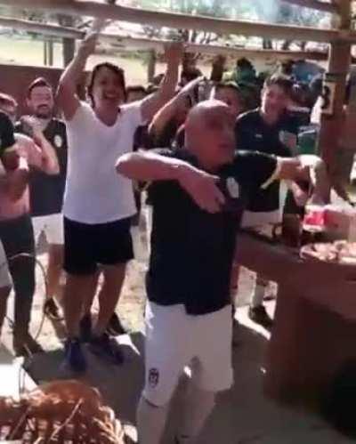 Ella: seguro cuando te juntas con tus amigos son re pajeros y solo hablan de minas; el con los pibes: