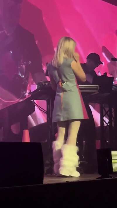 Ora talks to the audience at Tomora's quite chaotic but very authentic first show ever!