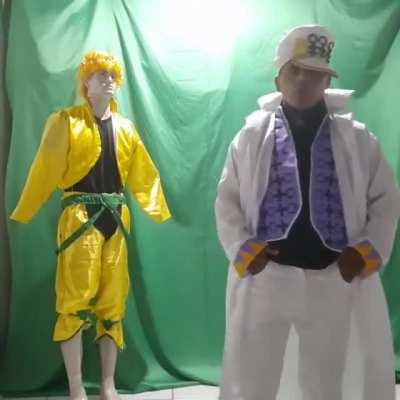 Alguém sabe o nome do cara vestido de jotaro