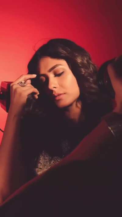 Mrunal thakur 