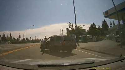 Road rage dumbfuck throws an axe at another car and it gets stuck in the windshield