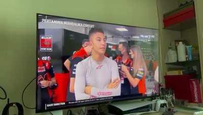 MotoGP : Hei Indonesia, ini hujan gimana mau lomba. Indonesia : let me call our Pawang Hujan...wololo wololo
