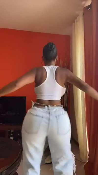 NAH BRO! why can you see her titties bouncing like that from the BACK! 🤯😭😩🥵😍🔥