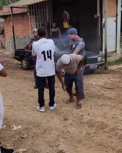 Policial atira a queima roupa em cidadão desarmado durante reintegração de posse