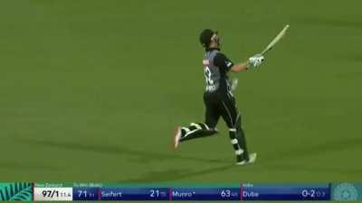 Virat Kohli(India) runs out Colin Munro (NZ) via this amazing relay throw