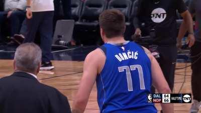 [Highlight] Luka limps back at halftime after taking a fall