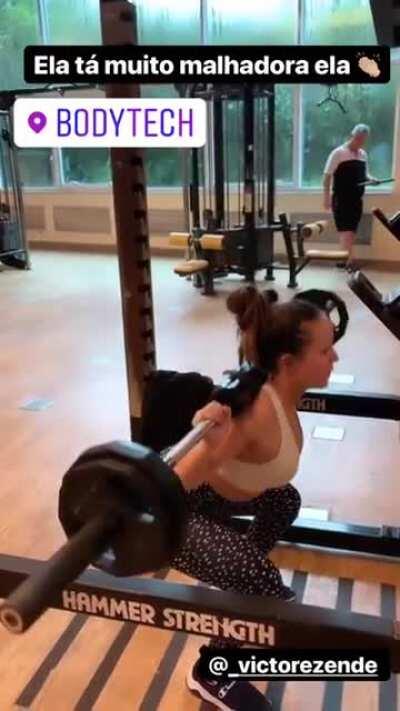 Nossa putinha deixando o rabão maior ainda 😈