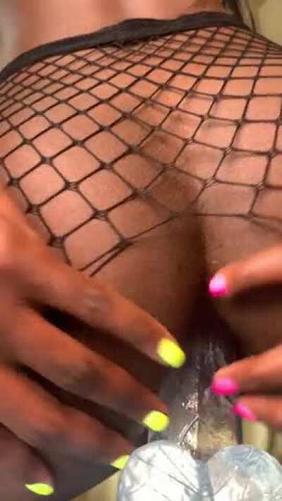 Clear dildos are my favourite to fuck my asshole with because you can see how pink my ass is 😜 [f]