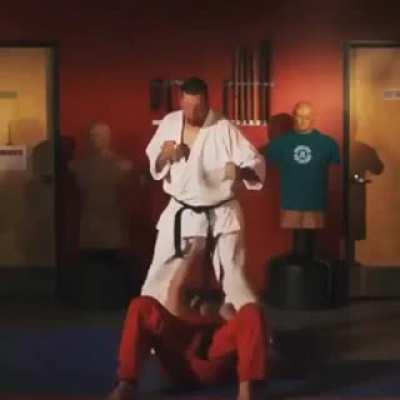 Em uma briga quem dá soco na cara é burro. Aprendam a forma certa de se defender.