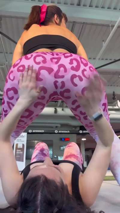 Ailin Pérez playing slaps with her friend 🔥 Join his channel on Telegram 🍑💦 (link in comments)