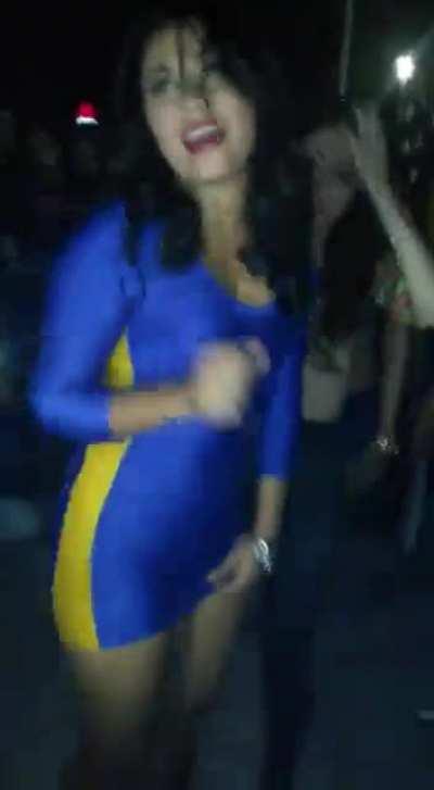 Una edecán... El que se escucha es el electrobaby