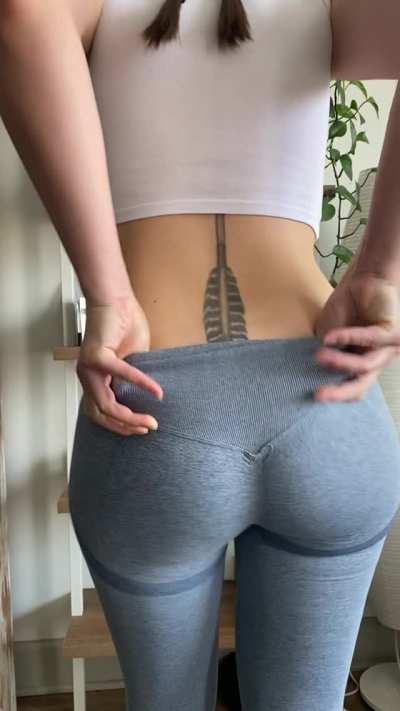 [F] The daily struggle of yoga pants 😘