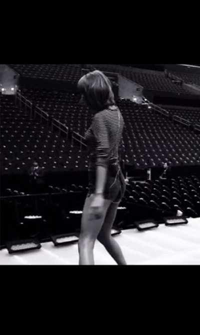 Looks like a booty slap while she's shaking it 🍑🍑