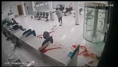 Se que aquí les gusta ver cómo una lacra obtiene su merecido. Esta va para Tarantino xD