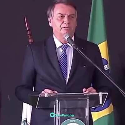 Momento cringe: Bolsonaro criticando Moro para uma plateia de Policiais Federais: “Ministro da Justiça André Mendonça. Me desculpem, muito, mas muito melhor do que o que nos deixou há pouco tempo” Ele então faz uma pausa (geralmente feita quando se espera