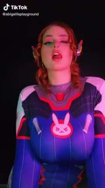 Switching cosplay outfits, Abigaiil Morris looks stunning in all of them!