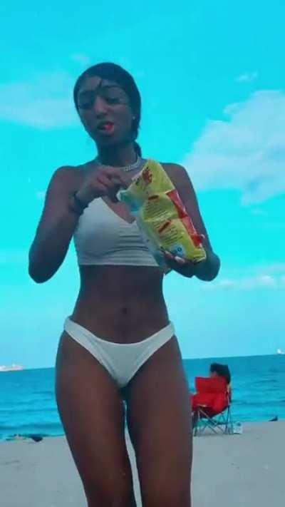 Warriyah at the beach 🥵