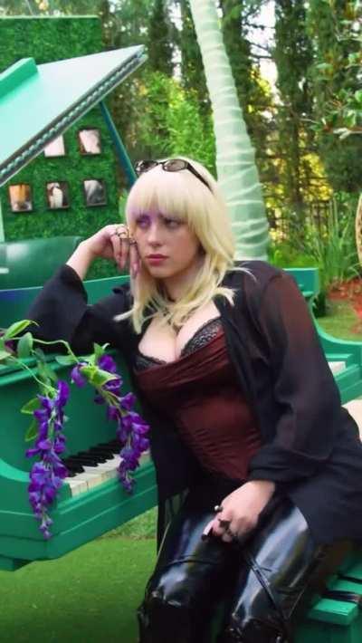 Is it only me who knew that she was gonna drop something like this? Love this version of Billie Eilish... 🍑