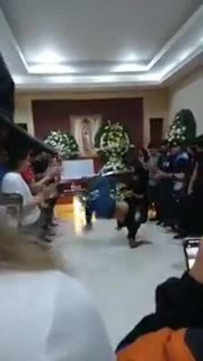 Greninja no enterro do Mu qui nha