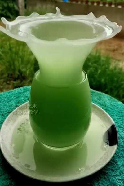 This collection of slow motion videos of objects falling in water and cornflour result in spectacular fluid motion effects, with highly unexpected but extremely satisfying geometries and shapes