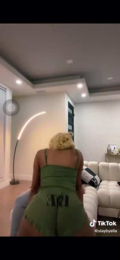 Ella clapping her ass and shaking ass in Ultra Slow Mo😍