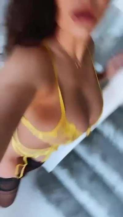 Do you like yellow on me?