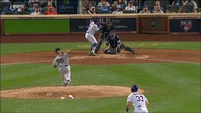 [Highlight] [Highlight] Lindor with a huge 3-run homer to give the Mets their first lead of the game against the Yankees