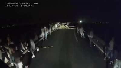 Migranți pașnici urându-le șoferilor de tir 