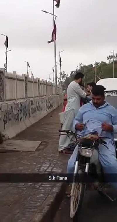 Guy pulls out a cock during road rage in Pakistan