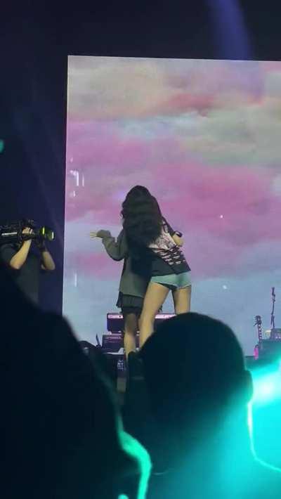 JISOO ASS
