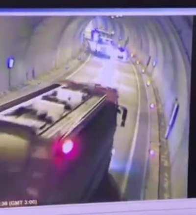 Passing by two trucks and colliding head-on with another truch in a curved tunnel