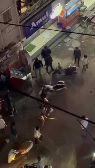 The man was slashing random people on the street with a machete. The police arrive to 