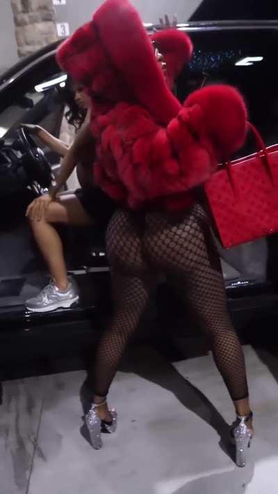 lol this “rapper” loves showing her BBL