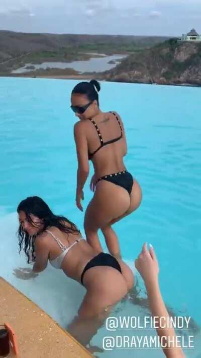 Cindy Twerking in a Pool