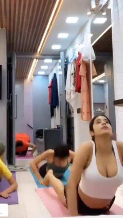Janhvi Kapoor in a yoga class 🥵 exposing purposely